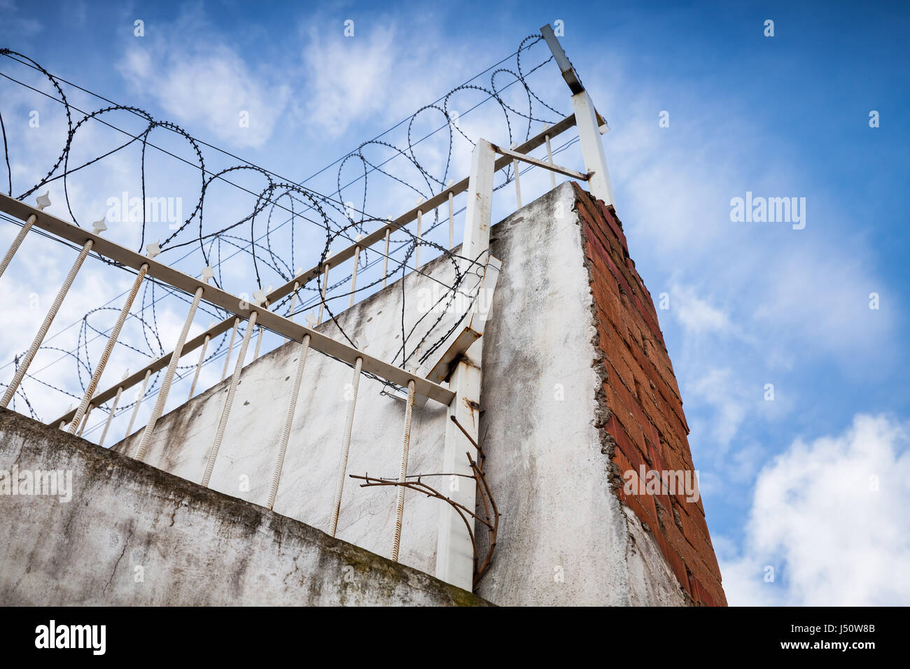 Old white fence hi-res stock photography and images - Alamy