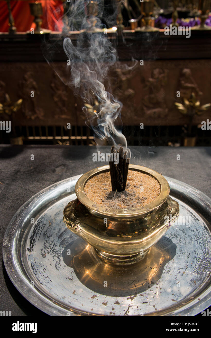 Sri Lanka, Colombo, Buddhist Temple. Burning incense offering Stock Photo Alamy