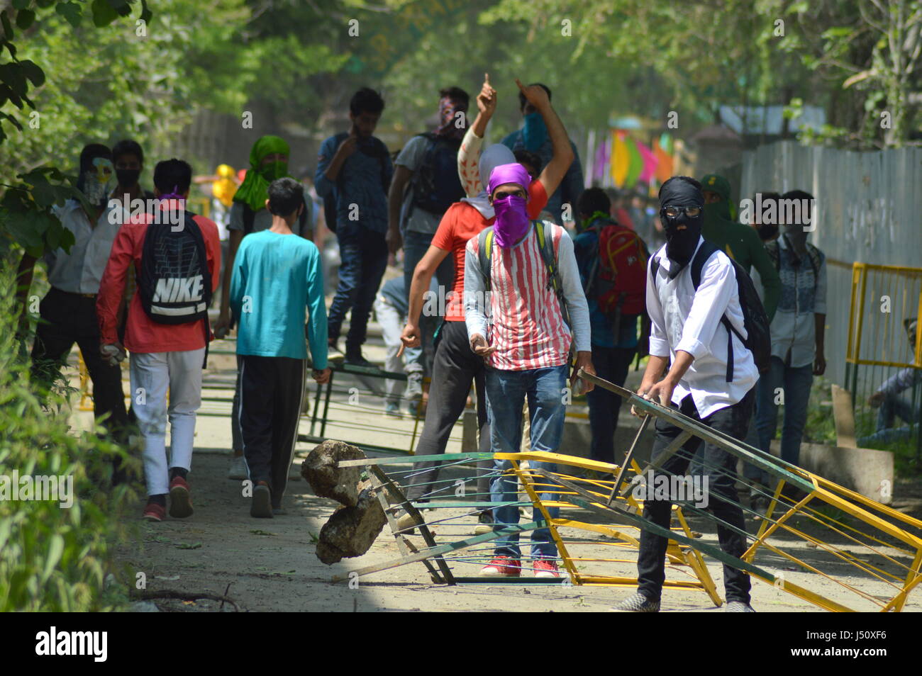 Srinagar, Kashmir. 15th May, 2017. Kashmiri students throw stones on