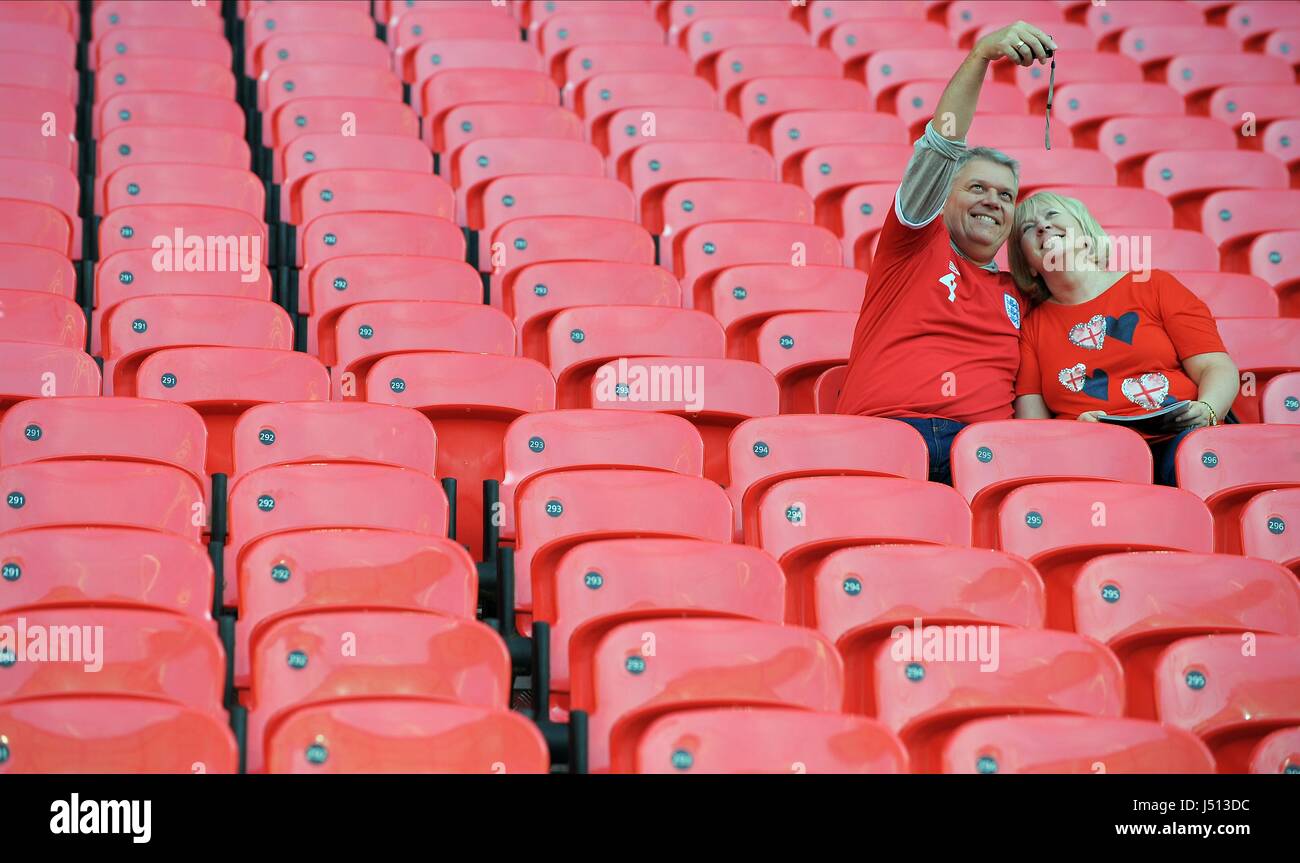 ENGLAND FANS BEFORE KICK OFF ENGLAND V NORWAY WEMBLEY STADIUM LONDON 