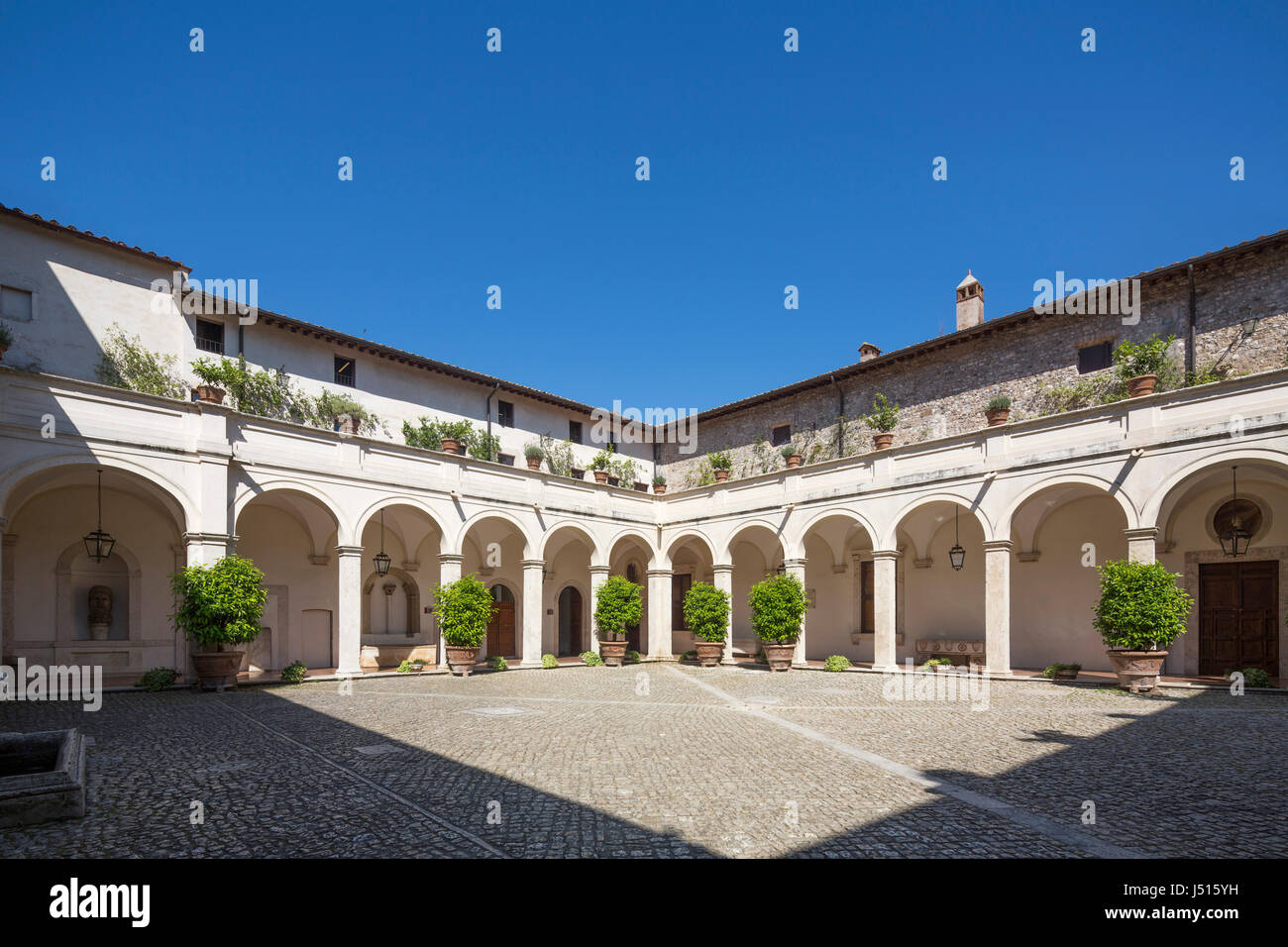 Courtyard rome hi-res stock photography and images - Alamy