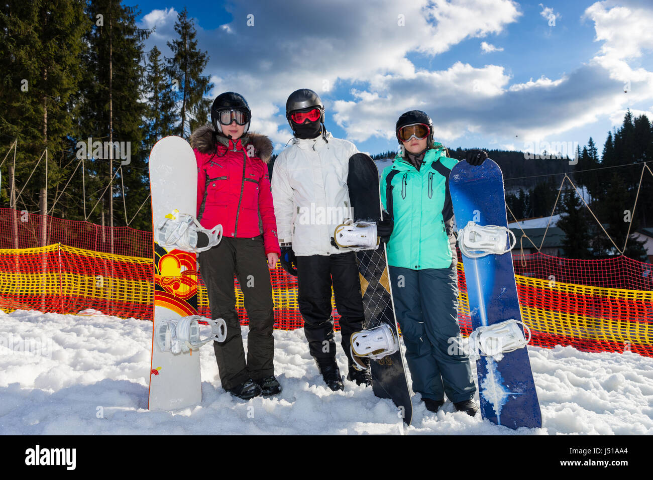 Ragazzo in casco, occhiali e ginocchiere snowboard sulla neve pendenza,  vista frontale Foto stock - Alamy