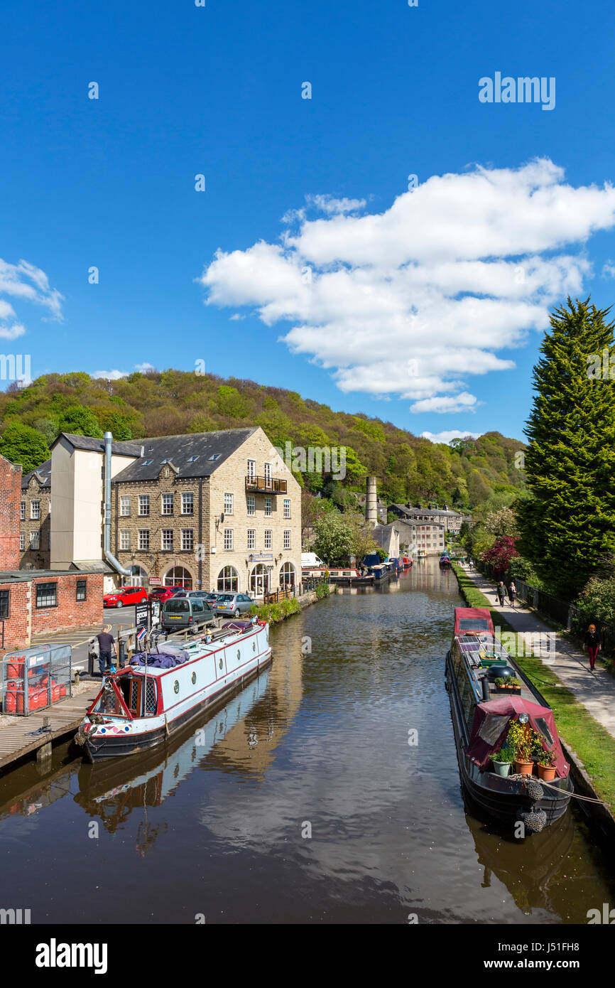 Hebden Bridge, Yorkshire. Narrowboats on the Rochdale Canal, Hebden Bridge, West Yorkshire, England, UK. Stock Photo