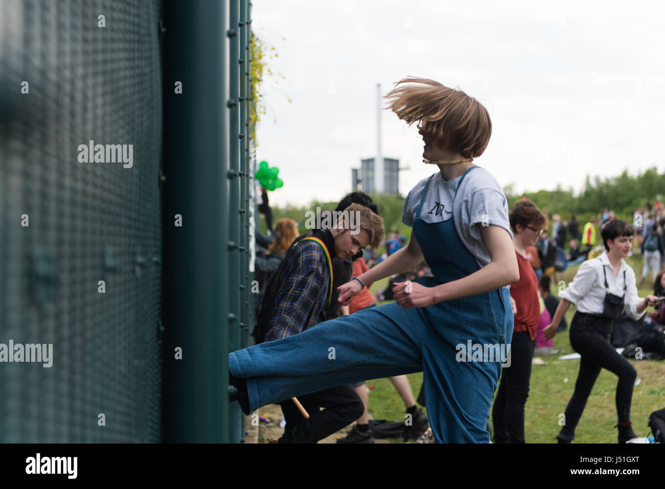 Bedford, UK. 15th May, 2017. Protesters kick the Yarl's Wood Immigration Removal Centre's perimeter fence during a protest against UK immigration detention policy. Hundreds of protesters demonstrated outside the Yarl's Wood centre, kicking and hitting the perimeter fence, and calling for the centre to be shutdown. Credit: Jacob Sacks-Jones/Alamy Live News. Stock Photo