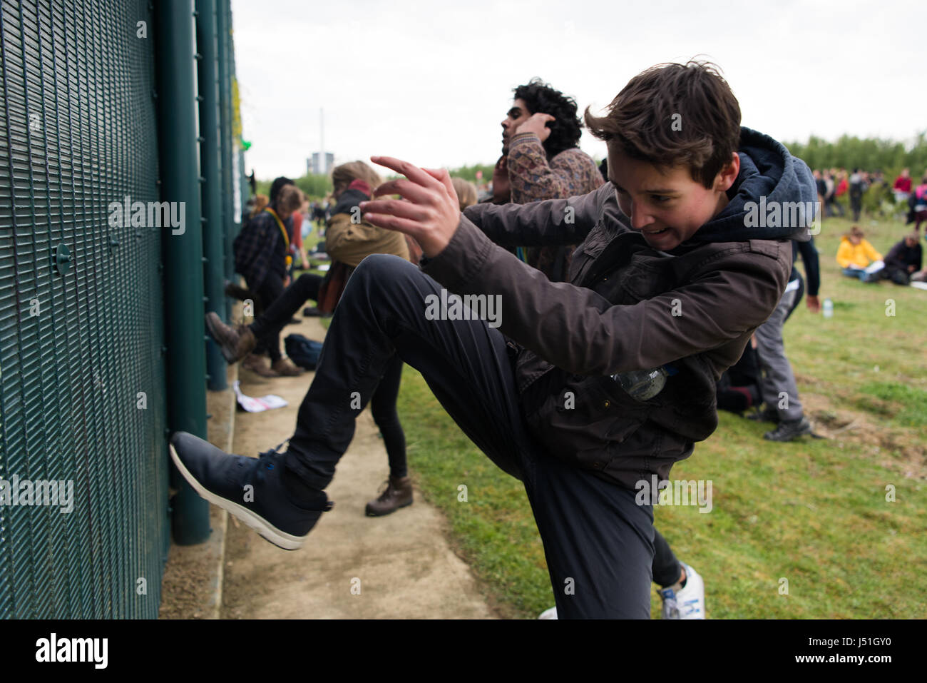 Bedford, UK. 15th May, 2017. Protesters kick the Yarl's Wood Immigration Removal Centre's perimeter fence during a protest against UK immigration detention policy. Hundreds of protesters demonstrated outside the Yarl's Wood centre, kicking and hitting the perimeter fence, and calling for the centre to be shutdown. Credit: Jacob Sacks-Jones/Alamy Live News. Stock Photo