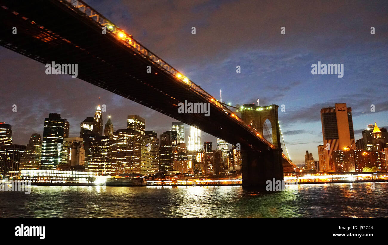 Brooklyn bridge and New York skyline at night Stock Photo