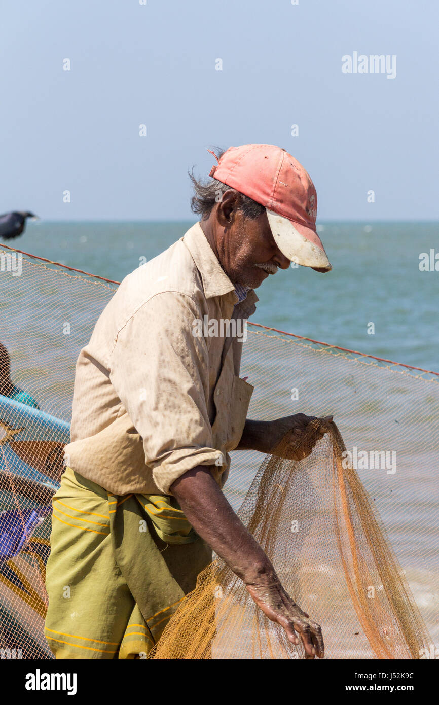 https://c8.alamy.com/comp/J52K9C/fishermen-folding-his-nets-on-negombo-beach-sri-lanka-J52K9C.jpg
