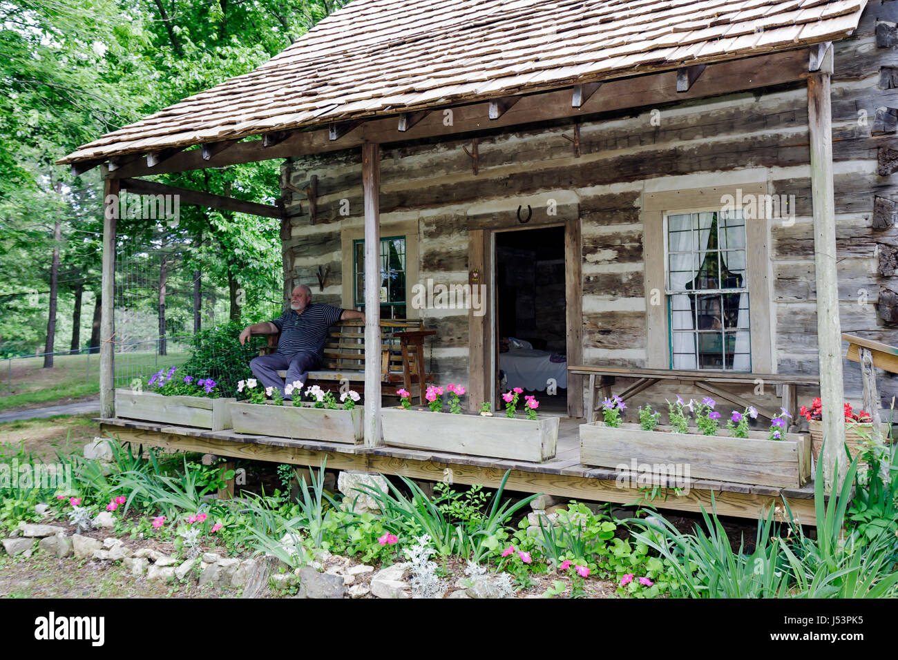 Arkansas Maynard,Maynard Pioneer Museum & Park,log cabin,regional heritage,historic preservation,garden,flower,flower,flower,planter,porch,man men mal Stock Photo