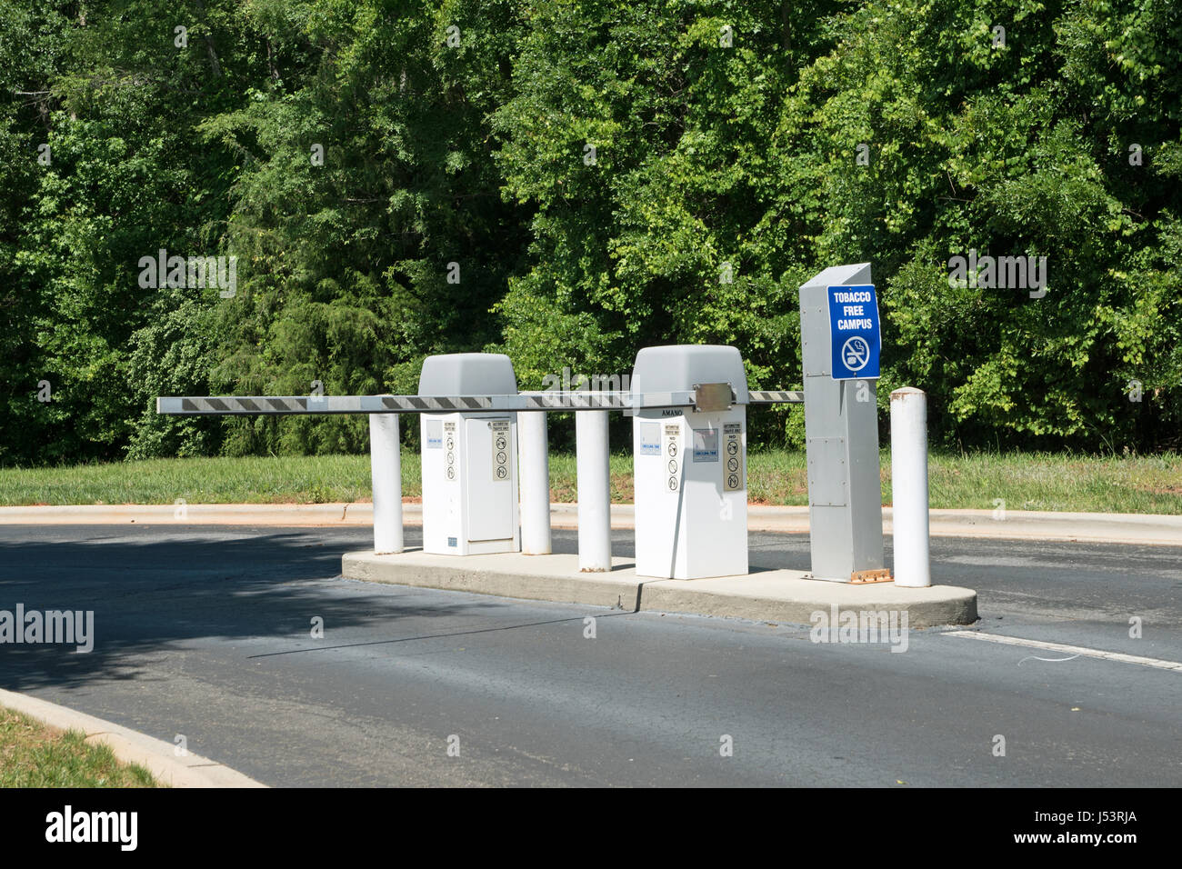 Portão Automático De Barreira à Entrada Do Estacionamento Do Carro Foto de  Stock - Imagem de seguro, protetor: 233894894