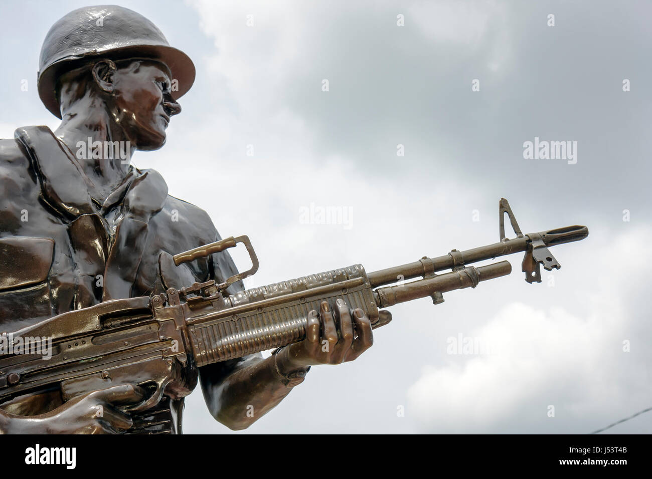 Arkansas Randolph County,Pocahontas,Veterans Memorial,Vietnam War statue,memorial,bronze,commemorate,remember,armed,soldier,machine gun,military,AR080 Stock Photo