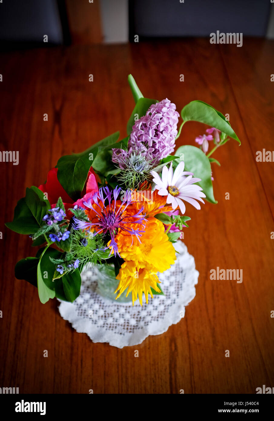 Pretty flowers vase table hires stock photography and images Alamy