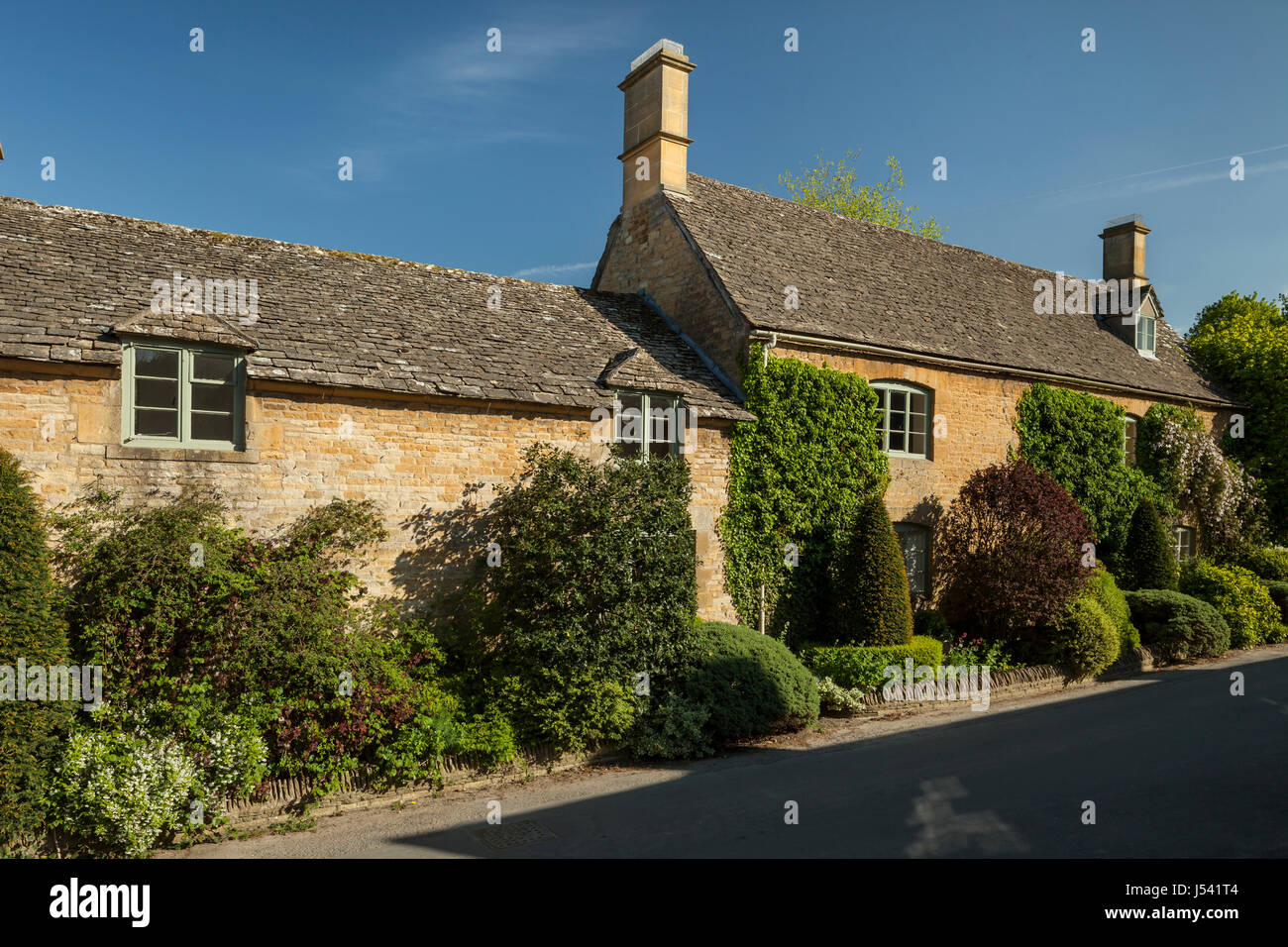 Traditional cottages in the Cotswolds village of Longborough, Gloucestershire, England. Stock Photo