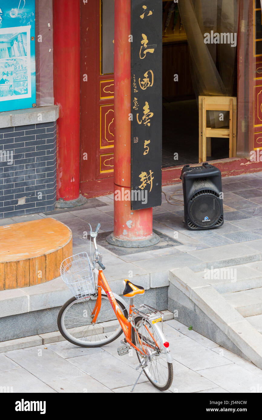 Bicycle parked outside pagoda, Zhongshan Park, Yinchuan, Ningxia, China Stock Photo
