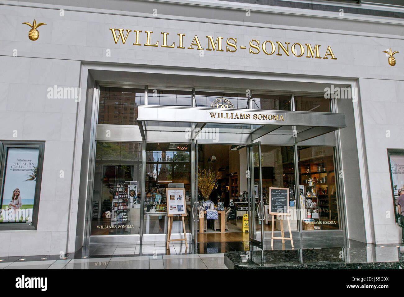 New York May 08 2017 The Front Of A Williams Sonoma Store In Time J55G0X 