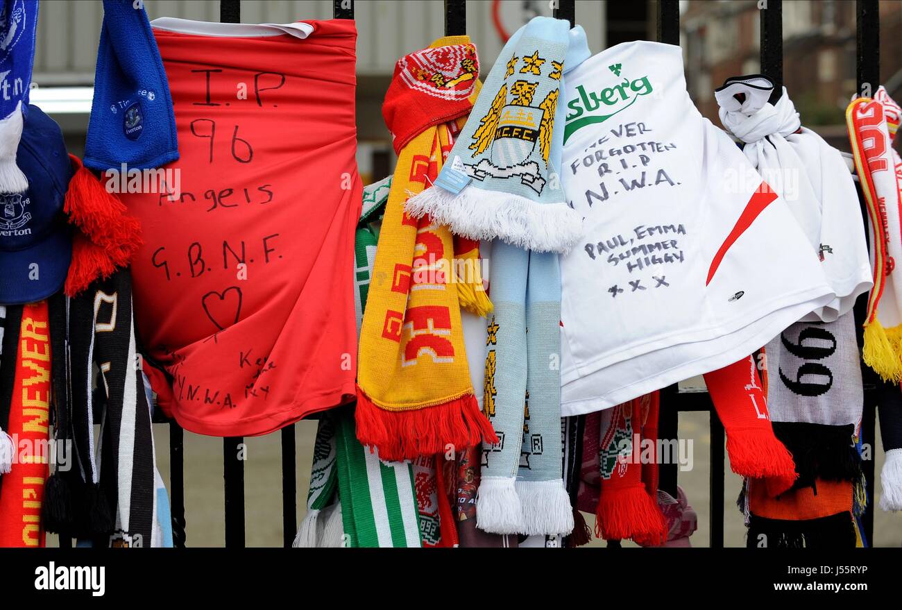 SCALFS & SHIRTS WITH MESSAGES LIVERPOOL FC V MANCHESTER CITY ANFIELD LIVERPOOL ENGLAND 13 April 2014 Stock Photo