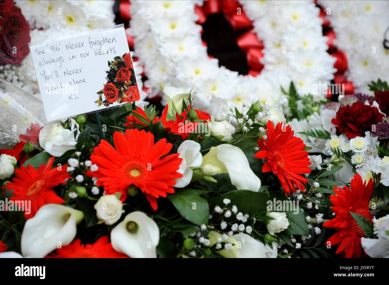 FLORAL TRIBUTE TO THE 96 LAID LIVERPOOL FC V MANCHESTER CITY ANFIELD LIVERPOOL ENGLAND 13 April 2014 Stock Photo