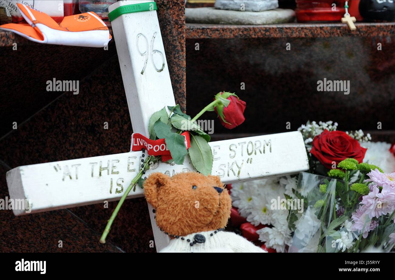 HILLSBOROUGH MEMORIAL TRIBUTES LIVERPOOL FC V MANCHESTER CITY ANFIELD LIVERPOOL ENGLAND 13 April 2014 Stock Photo