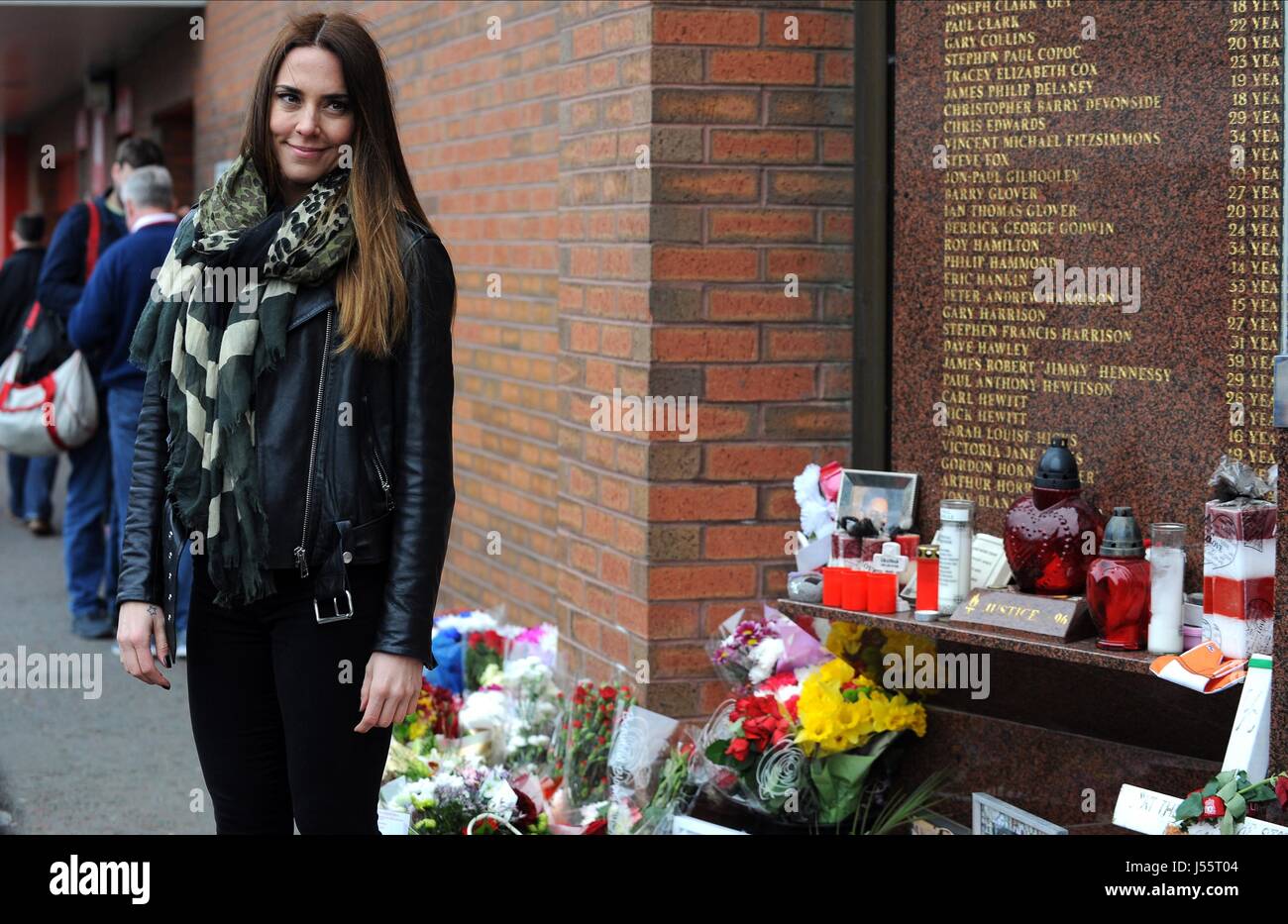 MELANIE C PAYS HER RESPECTS AT LIVERPOOL FC V MANCHESTER CITY ANFIELD LIVERPOOL ENGLAND 13 April 2014 Stock Photo