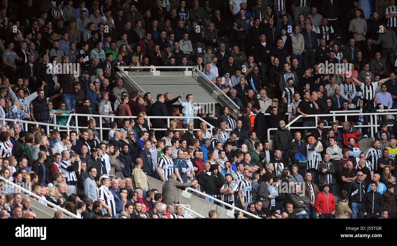 ONLY A FEW NEWCASTLE FANS WALK NEWCASTLE UNITED FC V CARDIFF ST JAMES PARK NEWCASTLE ENGLAND 03 May 2014 Stock Photo