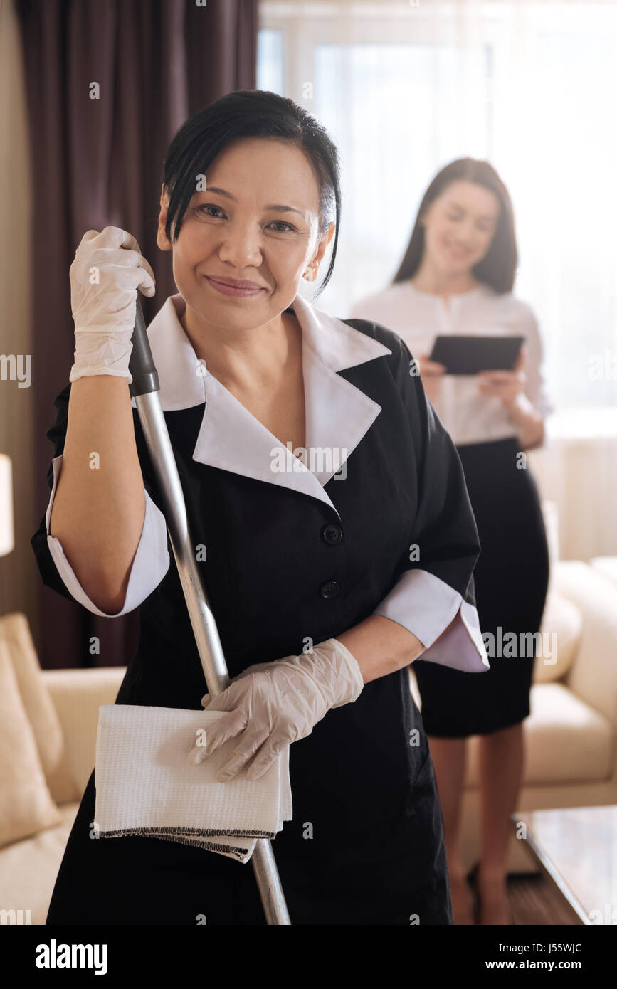 Горничная. Добрая домработница. Форма для горничных в гостинице. Горничная помощница. Горничная уборка.