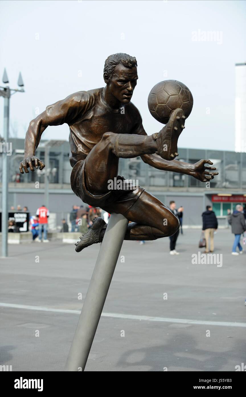DENNIS BERGKAMP STATUE EMIRATES STADIUM EMIRATES STADIUM EMIRATES