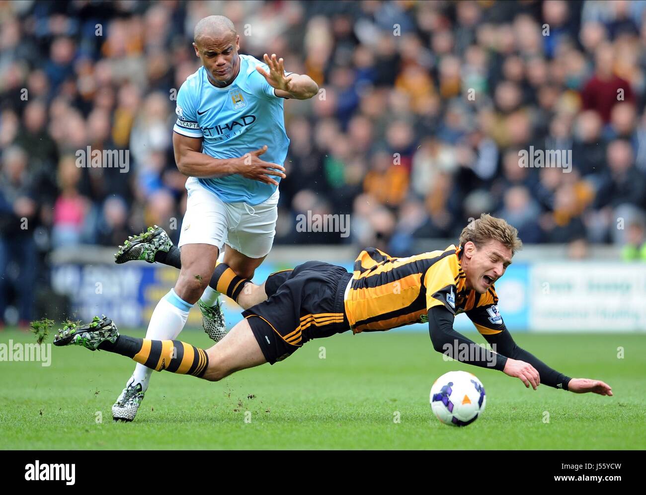 VINCENT KOMPANY BRINGS DOWN NI HULL CITY FC V MANCHESTER CITY KC STADIUM HULL ENGLAND 15 March 2014 Stock Photo