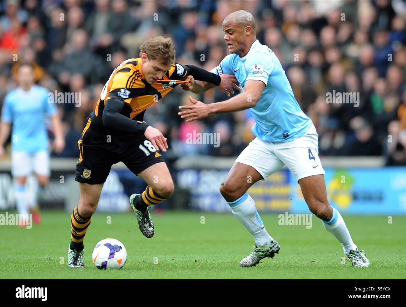 VINCENT KOMPANY BRINGS DOWN NI HULL CITY FC V MANCHESTER CITY KC STADIUM HULL ENGLAND 15 March 2014 Stock Photo