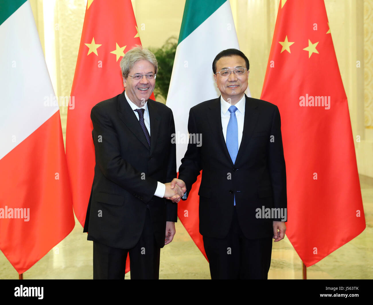 Beijing, China. 16th May, 2017. Chinese Premier Li Keqiang (R) meets with Italian Prime Minister Paolo Gentiloni in Beijing, capital of China, May 16, 2017. Credit: Pang Xinglei/Xinhua/Alamy Live News Stock Photo