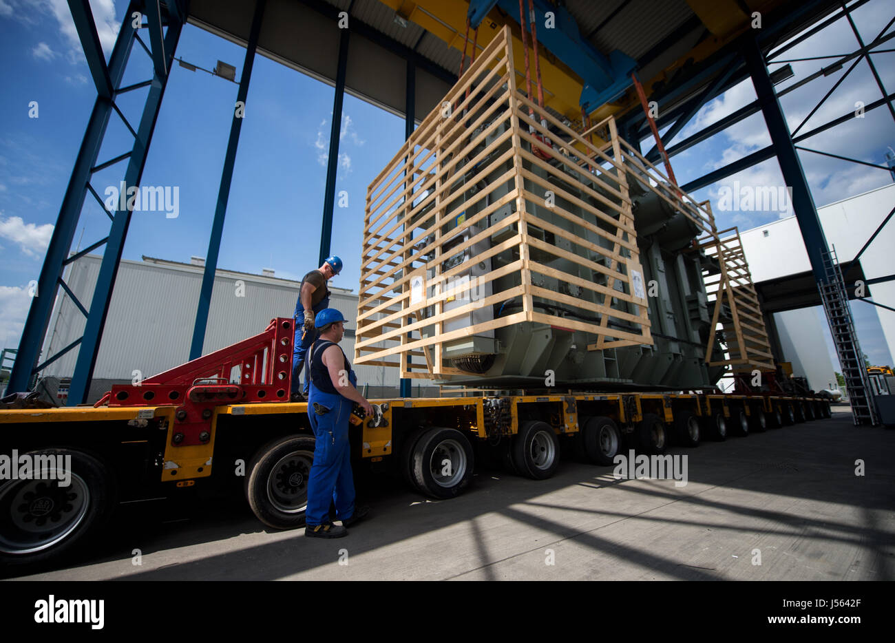 Dresden, Germany. 16th May, 2017. Siemens workers load a transformer designed for the Beatrice offshore wind farm in Scotland onto a truck in Dresden, Germany, 16 May 2017. Siemens in Dresden co-designed the transformer and a new network system which will lower the cost of offshore energy. A total of three transformers were produced for the project. Photo: Arno Burgi/dpa-Zentralbild/dpa/Alamy Live News Stock Photo