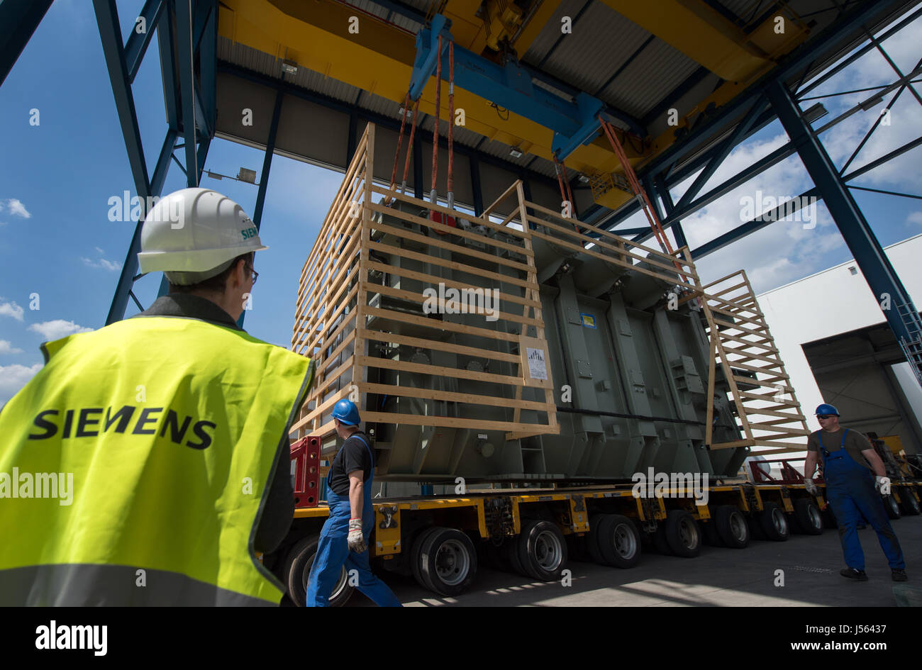 Dresden, Germany. 16th May, 2017. Siemens employees load a new configurated transformer for the offshore wind farm 'Beatrice', located in front of the Scottish coast, at the Siemens transformer factory in Dresden, Germany, 16 May 2017. Siemens Dresden co-developed the new system of grid connection and thereby ensures that wind park energy becomes cheaper on the open sea. Altogether three transformers have been produced for this project in Dresden, Germany. Photo: Arno Burgi/dpa-Zentralbild/dpa/Alamy Live News Stock Photo
