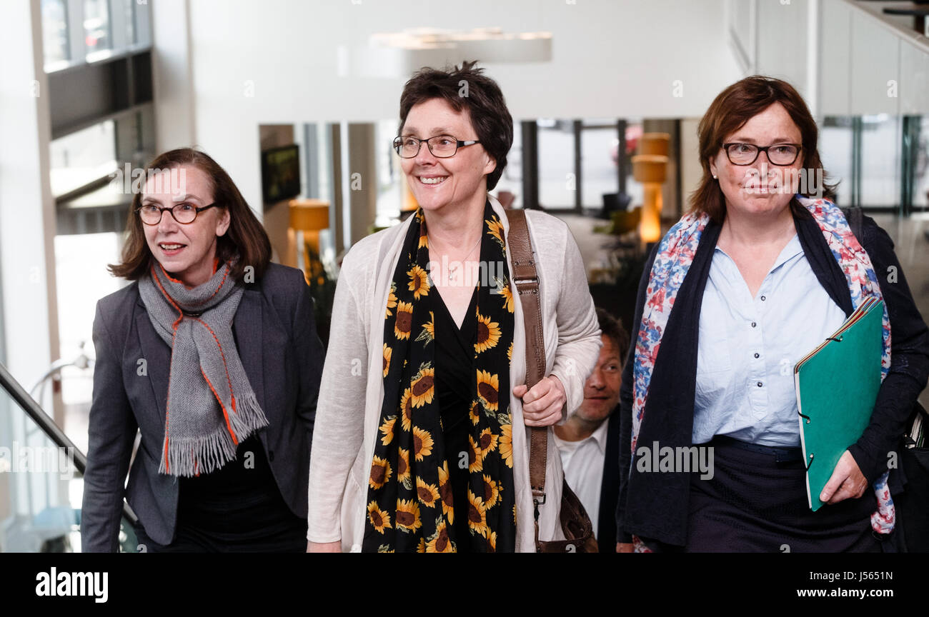 Ruth Kastner (L-R), chairwoman of the Alliance 90/The Greens party in the German state Schleswig-Holstein, Monika Heinold, member of the Alliance 90/The Greens party and Schleswig-Holstein's finance minister, and Eka von Kalben, member of the Alliance 90/The Greens party and parliamentary group leader at the Schleswig-Holstein state parliament, arrive at a hotel in Kiel, Germany, 15 May 2017. Representatives of the Green party and the Free Democratic Party gathered for the first exploratory talks on the potential formation of a government coalition following parliamentary elections in the stat Stock Photo