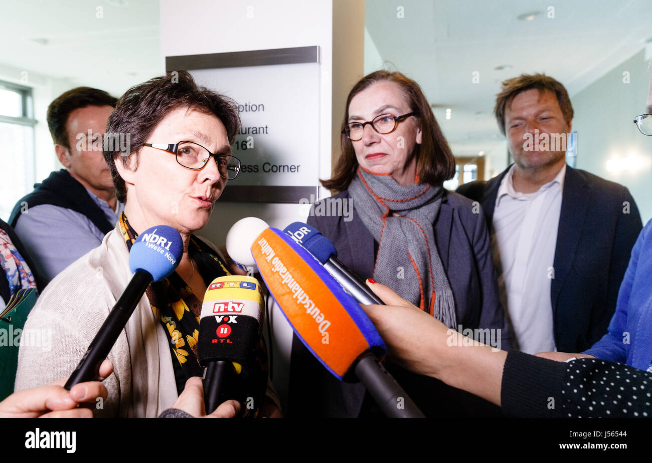 Monika Heinold (L-R), member of the Alliance 90/The Greens party and Schleswig-Holstein's finance minister, talks to journalists as she stands next to Ruth Kastner, chairwoman of the Alliance 90/The Greens party in the German state Schleswig-Holstein, and Robert Habeck, member of the Alliance 90/The Greens party and Schleswig-Holstein's agriculture minister, arrive at a hotel in Kiel, Germany, 15 May 2017. Representatives of the Green party and the Free Democratic Party gathered for the first exploratory talks on the potential formation of a government coalition following parliamentary electio Stock Photo