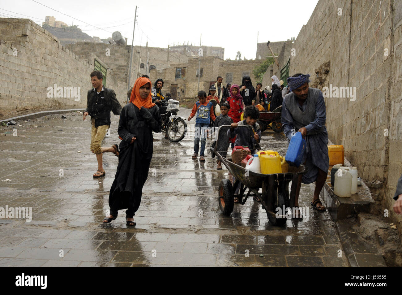 Sanaa, Yemen. 16th May, 2017. People wait to collect clean water from a charity water pump during a rain as they face clean water shortage in Sanaa, Yemen on May 16, 2017. Contaminated water is a reason causing the cholera disease in Yemen. Credit: Mohammed Mohammed/Xinhua/Alamy Live News Stock Photo