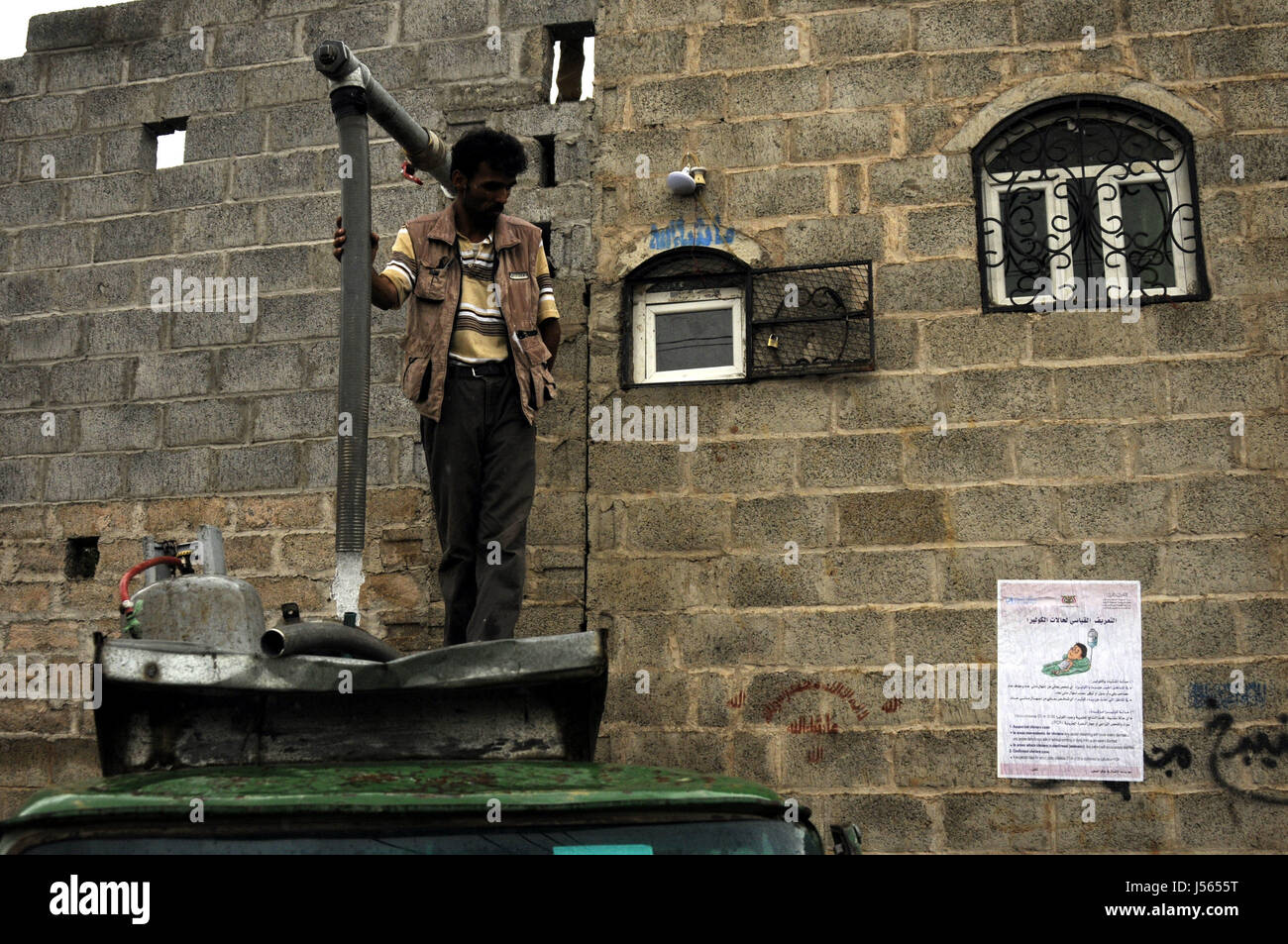 Sanaa, Yemen. 16th May, 2017. A man fills his water tanker with clean water from a charity water pump in Sanaa, Yemen on May 16, 2017. Contaminated water is a reason causing the cholera disease in Yemen. Credit: Mohammed Mohammed/Xinhua/Alamy Live News Stock Photo