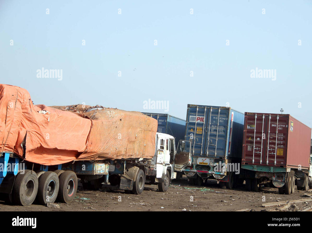 Karachi, Pakistan. 16th May, 2017. During the strike of goods