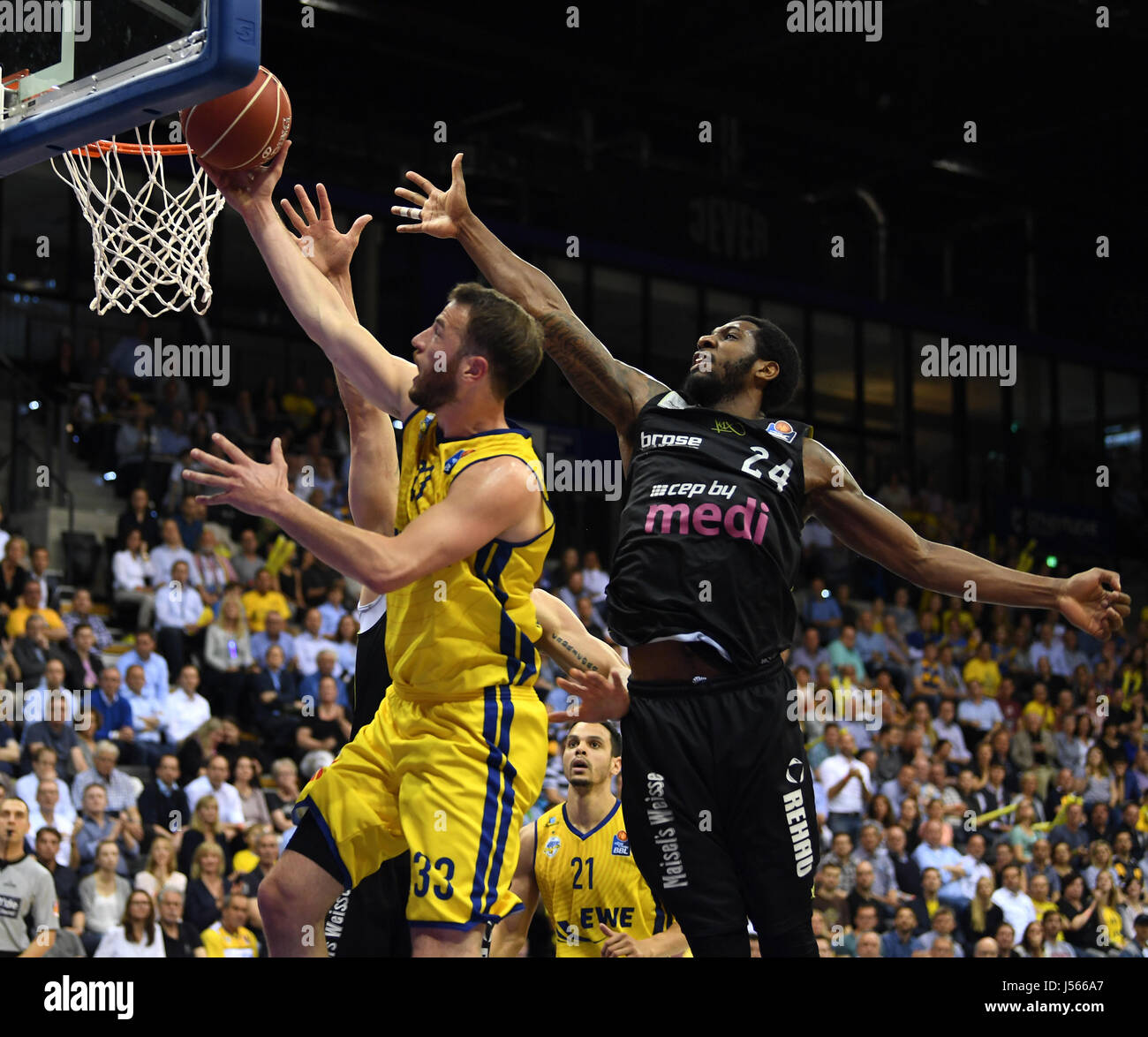 Oldenburg's Philipp Schwethelm (L) in action against Bayreuth's De'Mon