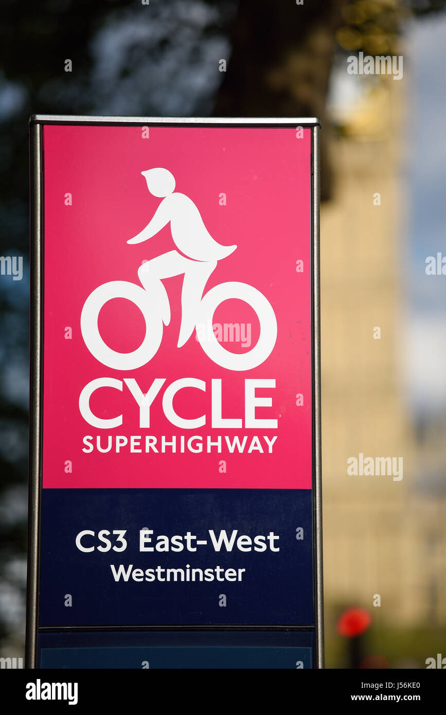 Cycle Superhighway CS3 in Westminster, London. The East - West route with Parliament and Big Ben behind Stock Photo