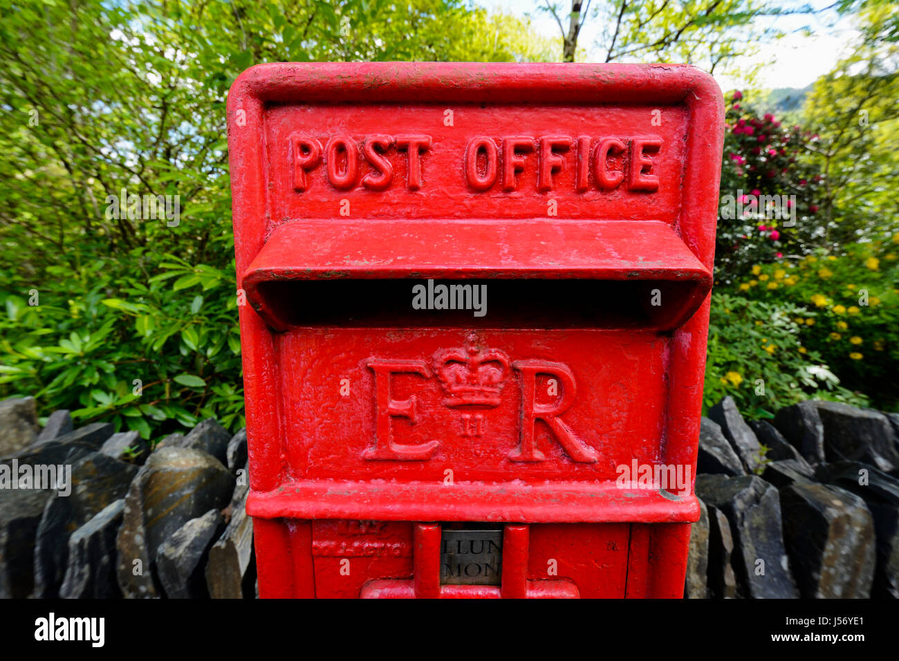 Royal mail crown logo hi-res stock photography and images - Alamy