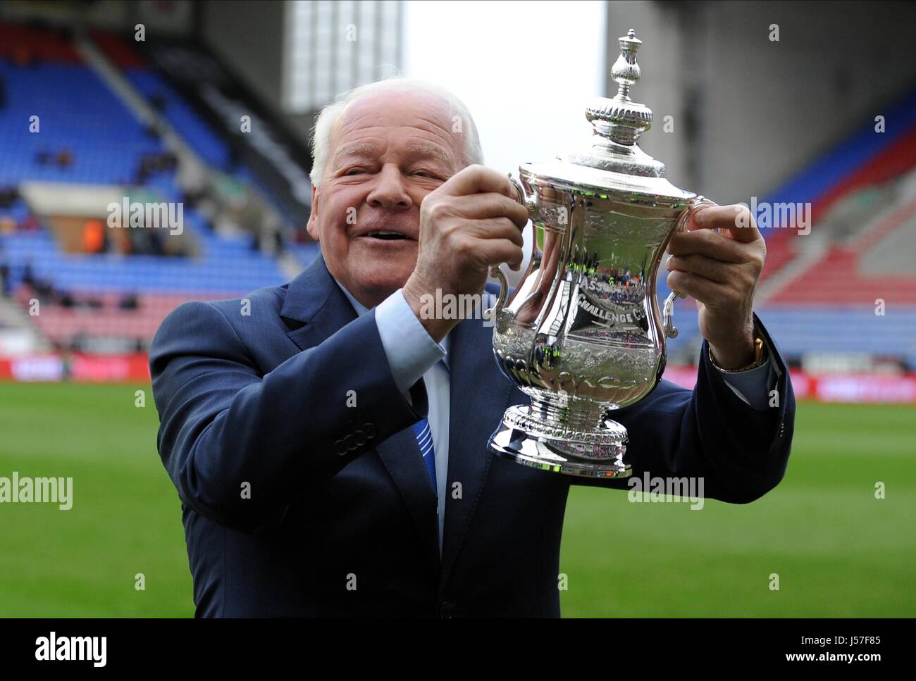 DAVE WHELAN PRESENTED WITH REP WIGAN ATHLETIC V CRYSTAL PALAC DW STADIUM WIGAN ENGLAND 25 January 2014 Stock Photo