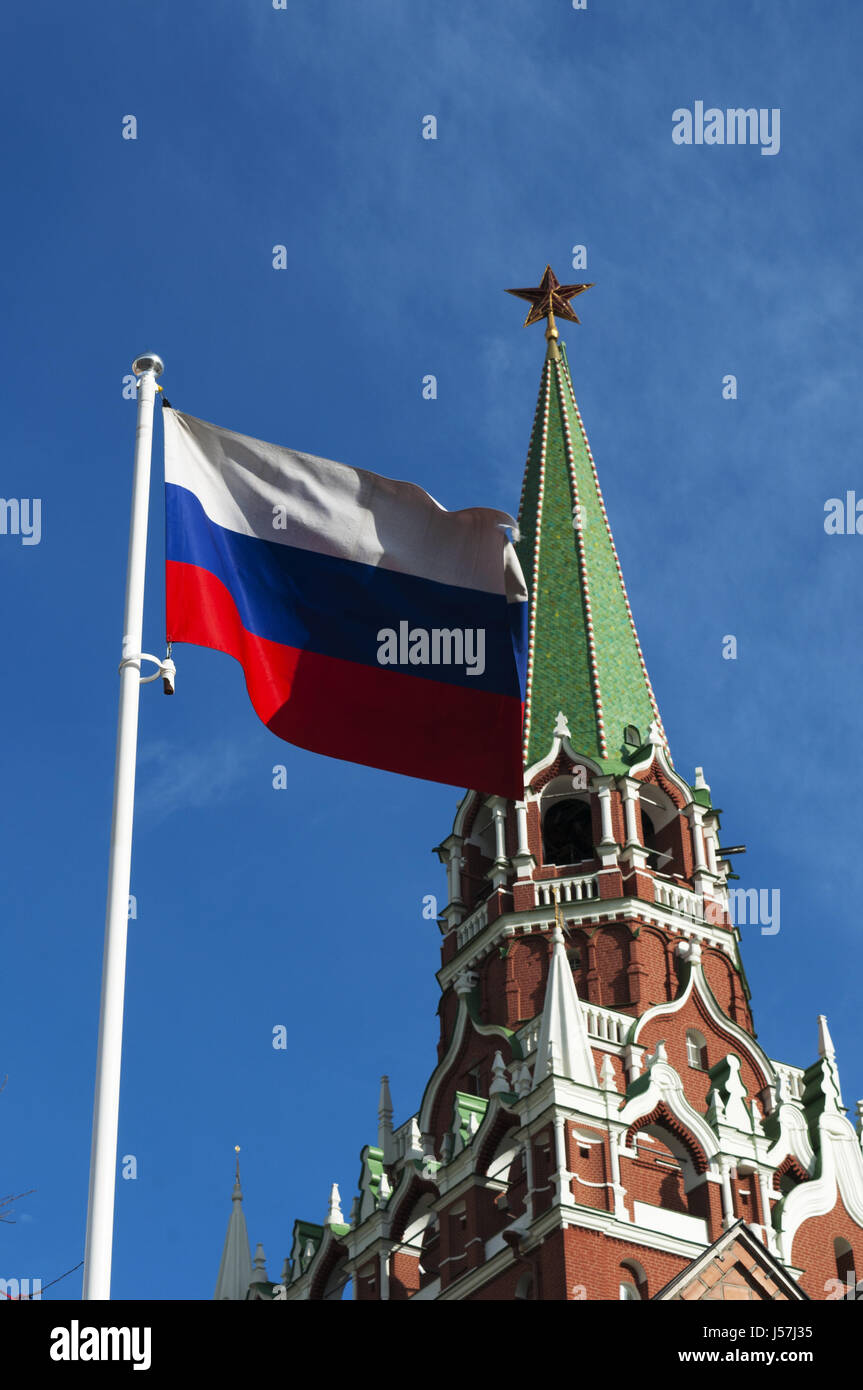 Moscow: Russian flag with Troitskaya Tower (Trinity Tower), one of Kremlin Wall's towers, built in 1495-1499 by Italian architect Aloisio da Milano Stock Photo