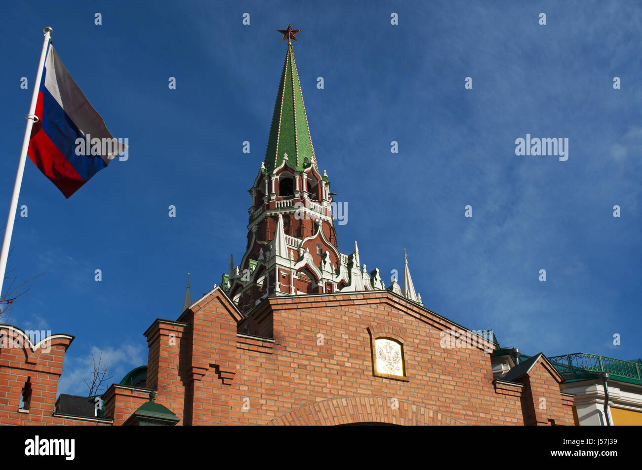 Moscow: Russian flag with Troitskaya Tower (Trinity Tower), one of Kremlin Wall's towers, built in 1495-1499 by Italian architect Aloisio da Milano Stock Photo