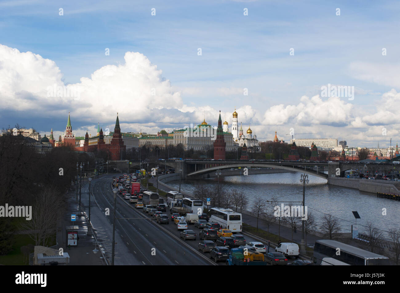 Russia: skyline of Moscow with view of the fortified complex of the Kremlin and Bolshoy Kamenny Bridge (Greater Stone Bridge) on the Moskva River Stock Photo