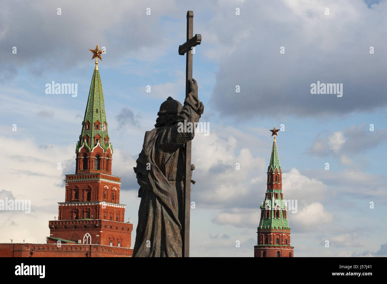 Moscow: the statue of prince Vladimir the Great, the founder of the Russian State, seen between Kremlin's Borovitskaya Tower and Water Supplying Tower Stock Photo