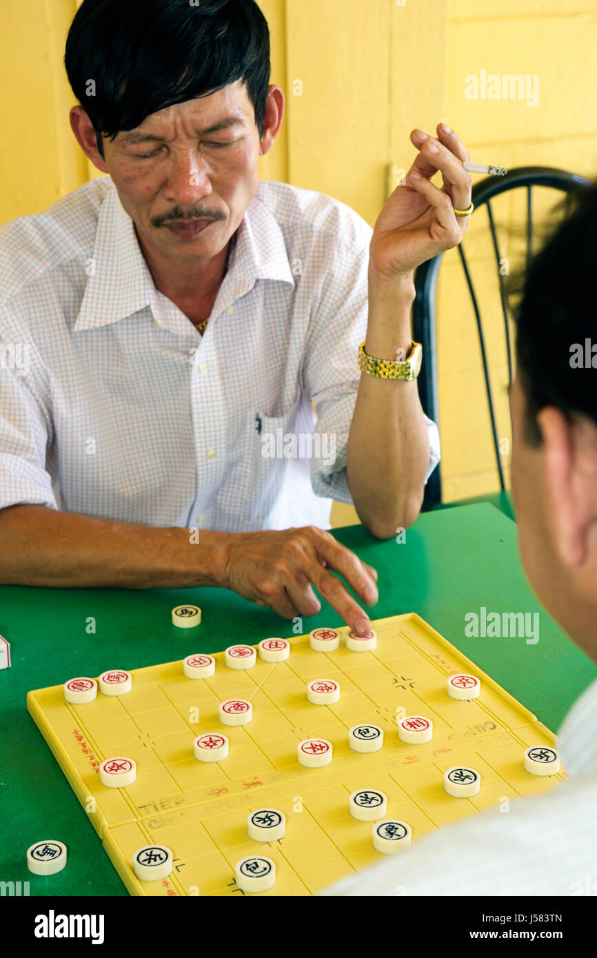 Dois Homens, Na Rua Em Hanói, Vietnã, Jogar Xiangqi, Popular Na Ásia Jogo  De Tabuleiro, Também Conhecido Como Xadrez Chinês. Foto Royalty Free,  Gravuras, Imagens e Banco de fotografias. Image 114892616