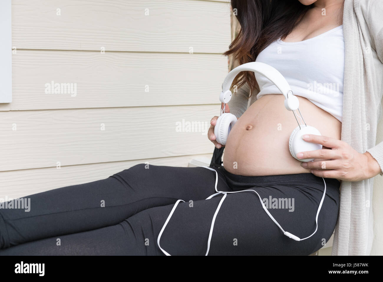 1,268 Headphones For Pregnant Belly Stock Photos, High-Res Pictures, and  Images - Getty Images