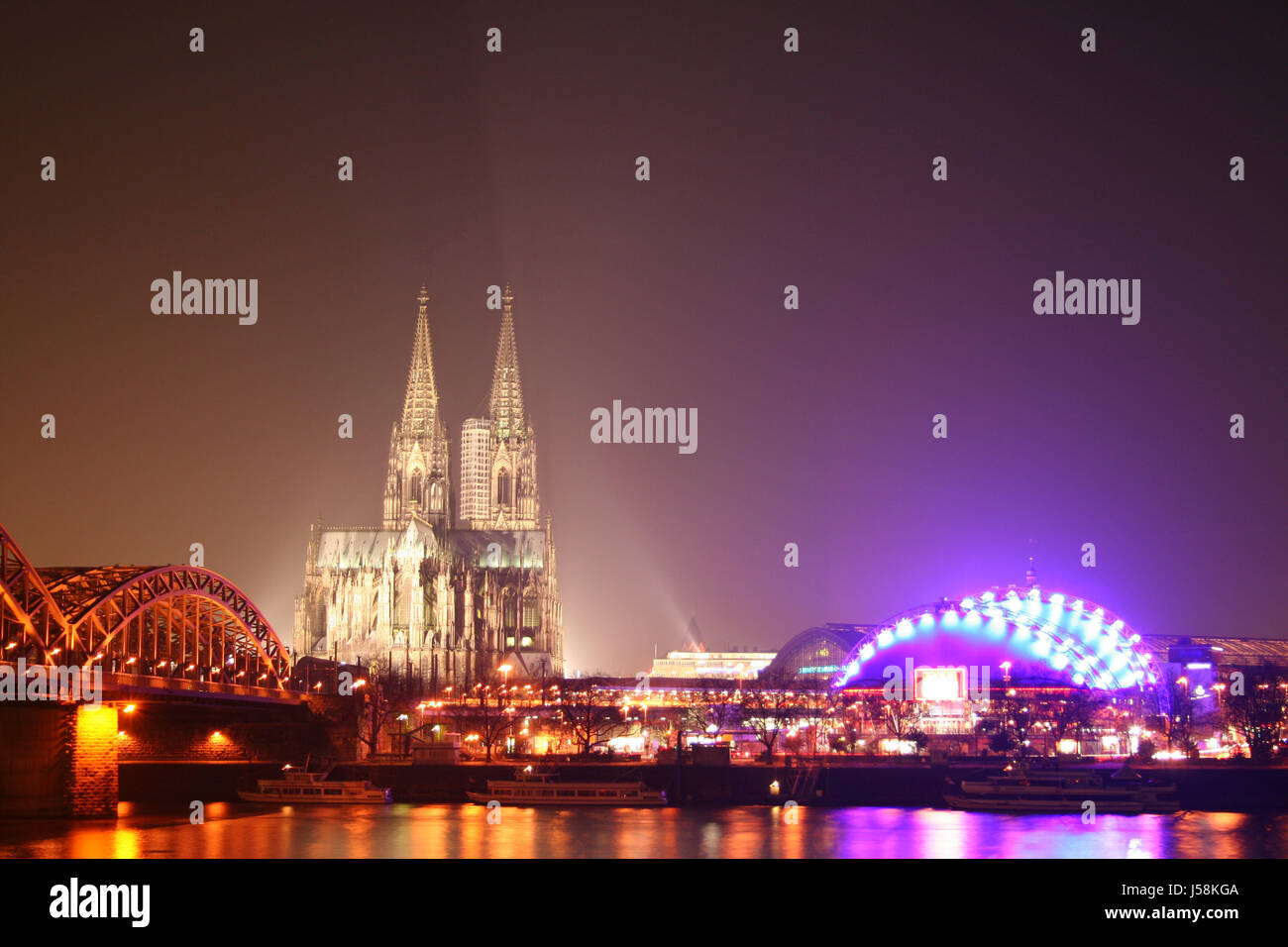 cologne at night Stock Photo Alamy