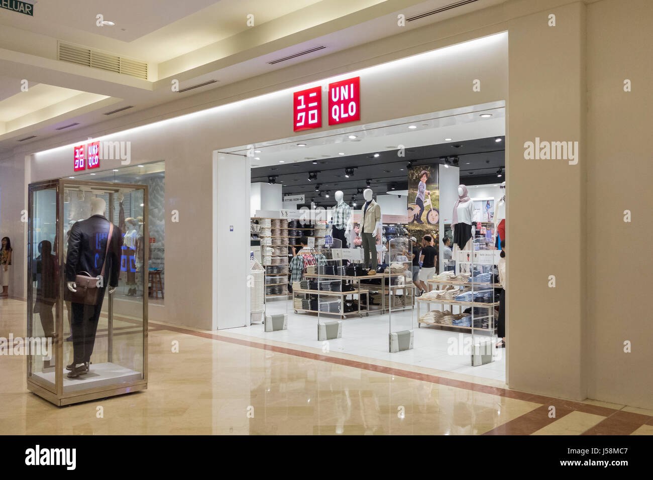 Uniqlo window display hi-res stock photography and images - Alamy