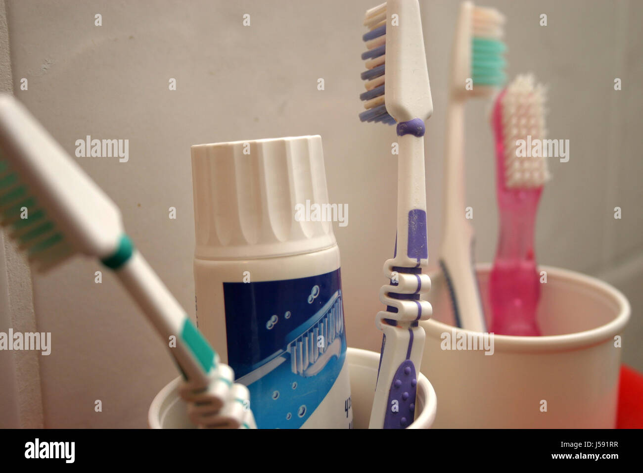 flow toothpaste ceramic tiles care of the teeth toothbrushes bathroom ...