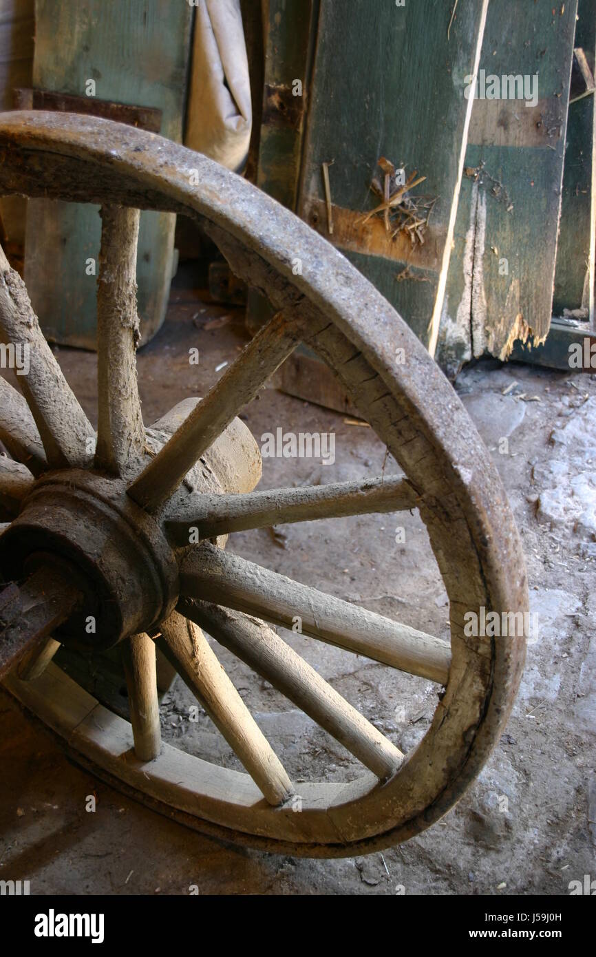 wheel,barn,farm,cartwrights,wooden wheel,landidylle,pferdewagen,alte technik Stock Photo