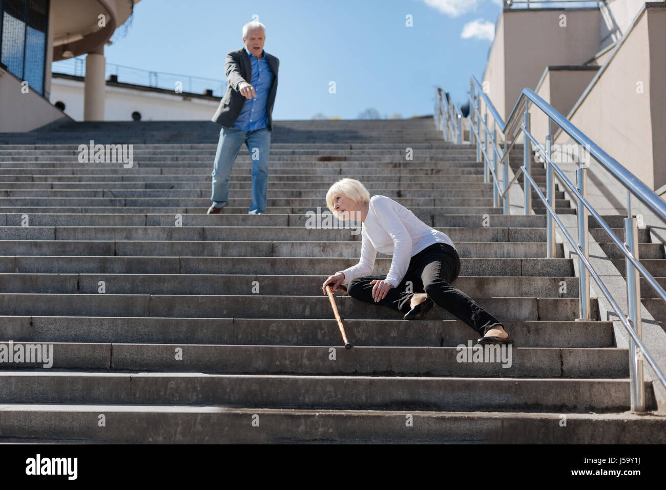 человек на ступеньках. ди каприо в припрыжку. фотосессия на ступенях несколько человек. люди идут спотыкаясь. человек на лестнице.